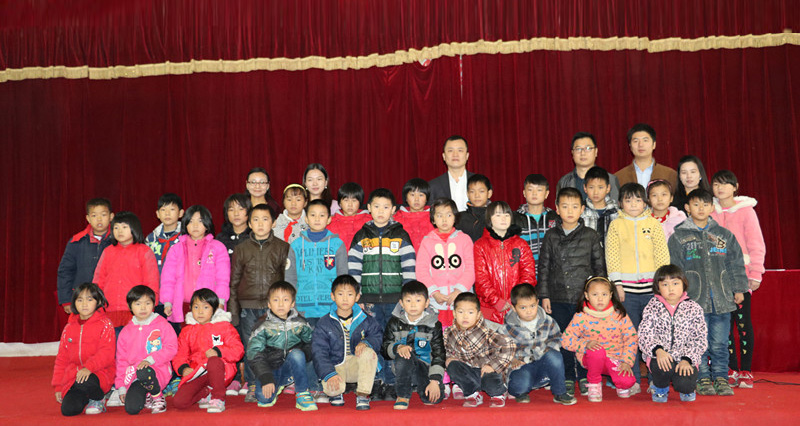 人人安康公益助學(xué)攜手李銳、應(yīng)采兒赴湘西龍山茅坪小學(xué)，與孩子一起歡度「六一」.jpg